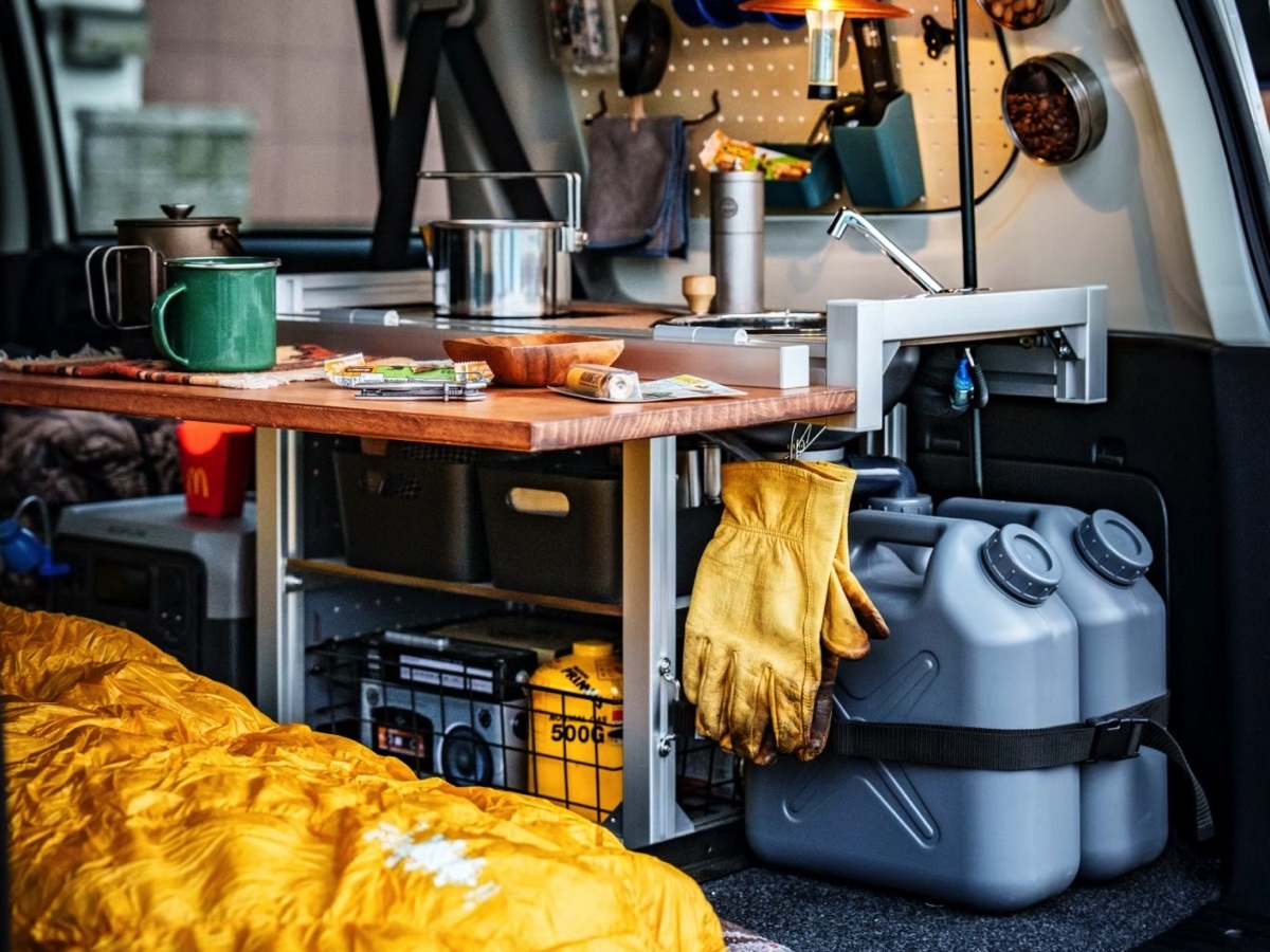 セットするだけで自家用車が車中泊仕様車に変身！ 超便利なオールインワン・キャビネットが出たー