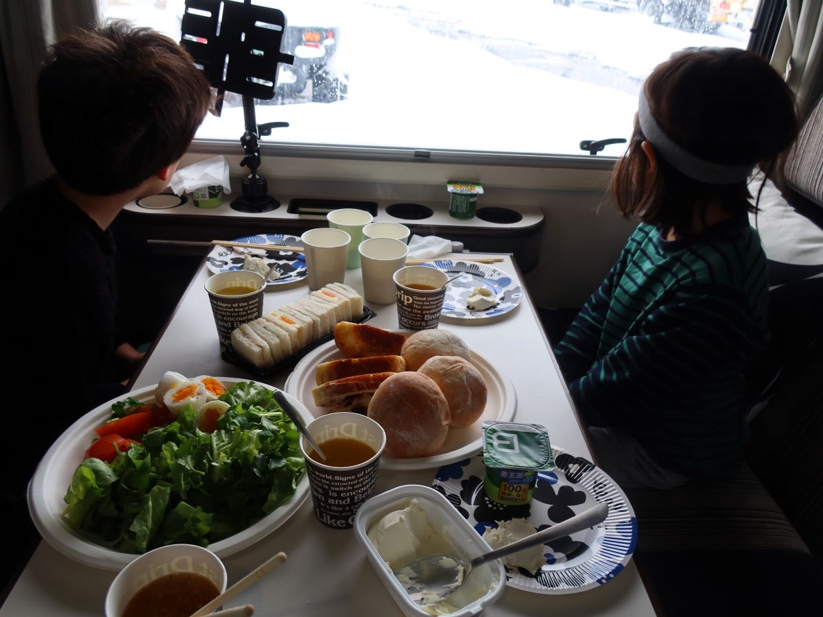 キャンピングカーの車内で朝食