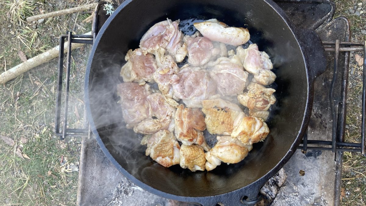鶏肉を炒めている様子