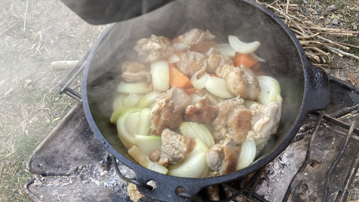 肉と野菜を炒めている様子