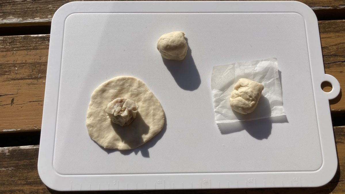 肉まんを包んでいる様子