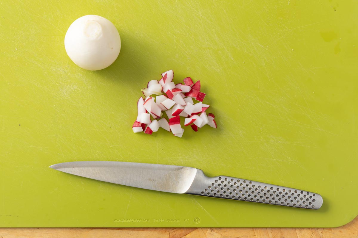 蕪を細かく切る