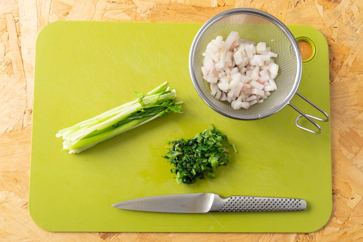 ゆでた青菜を刻む