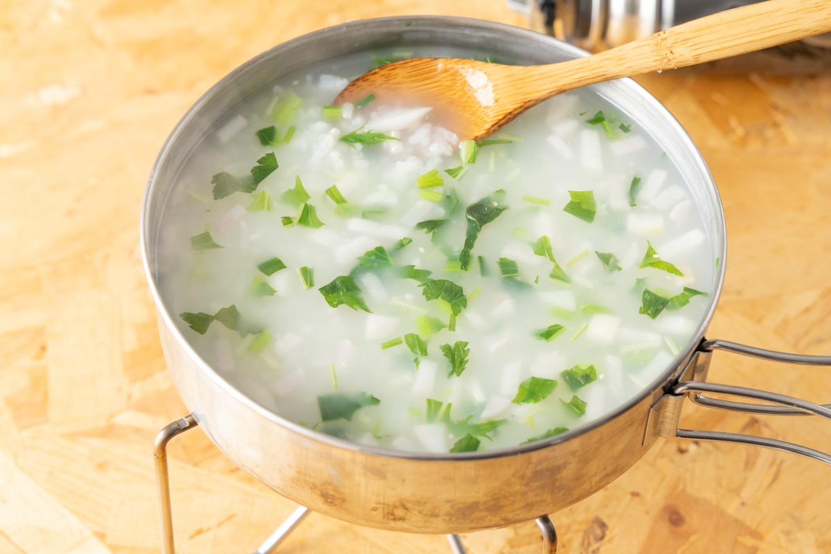 塩で味をととのえる