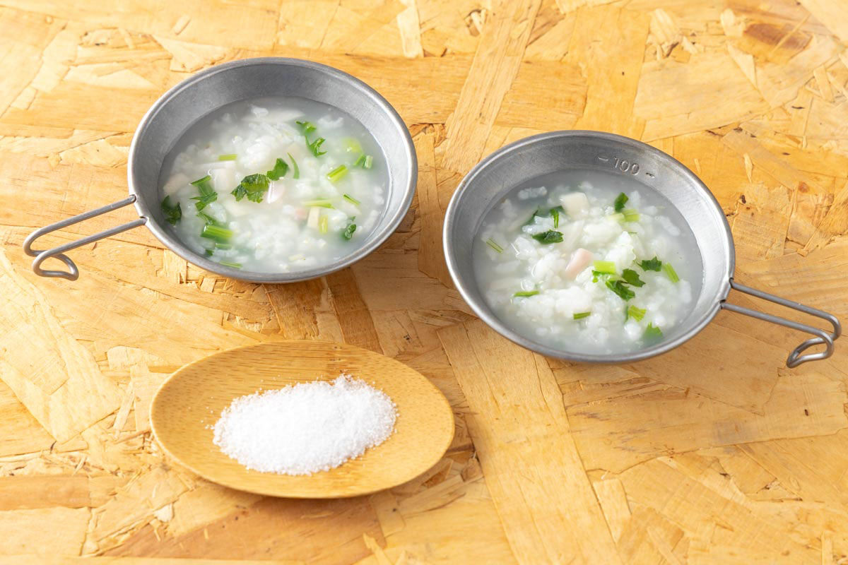 シェラカップに盛りつけた七草粥