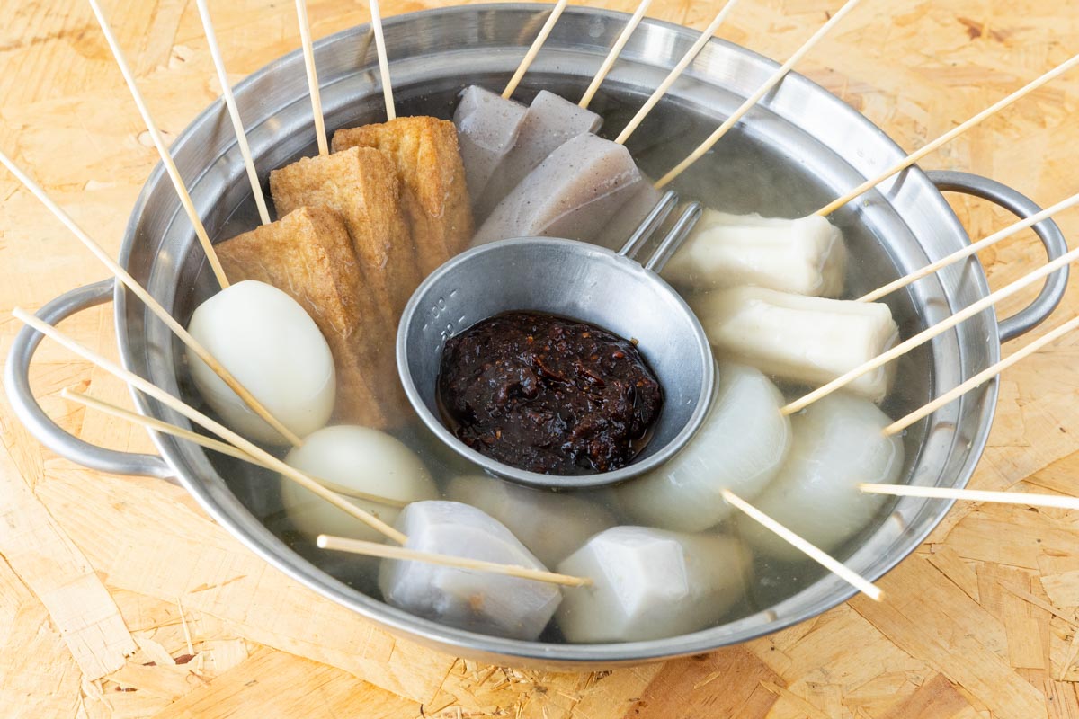 シェラカップに入れた田楽みそを鍋の中央に置く