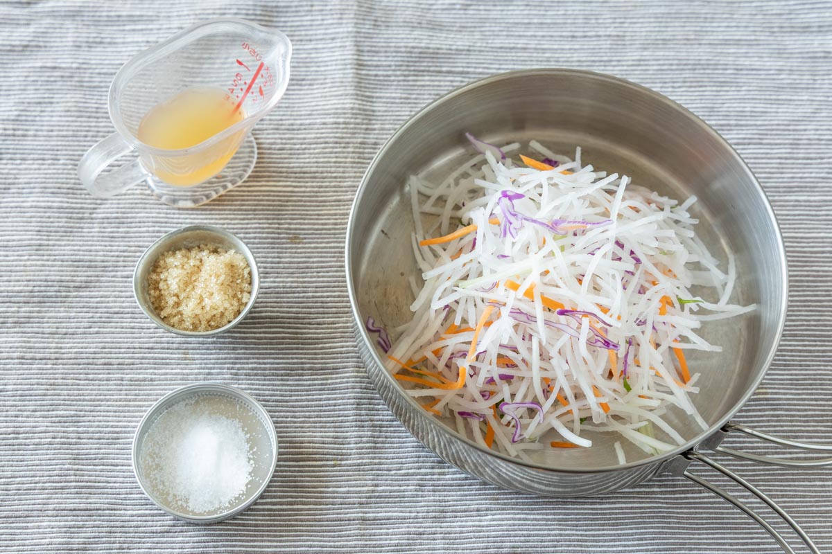 袋入り大根サラダで作った紅白なますの材料