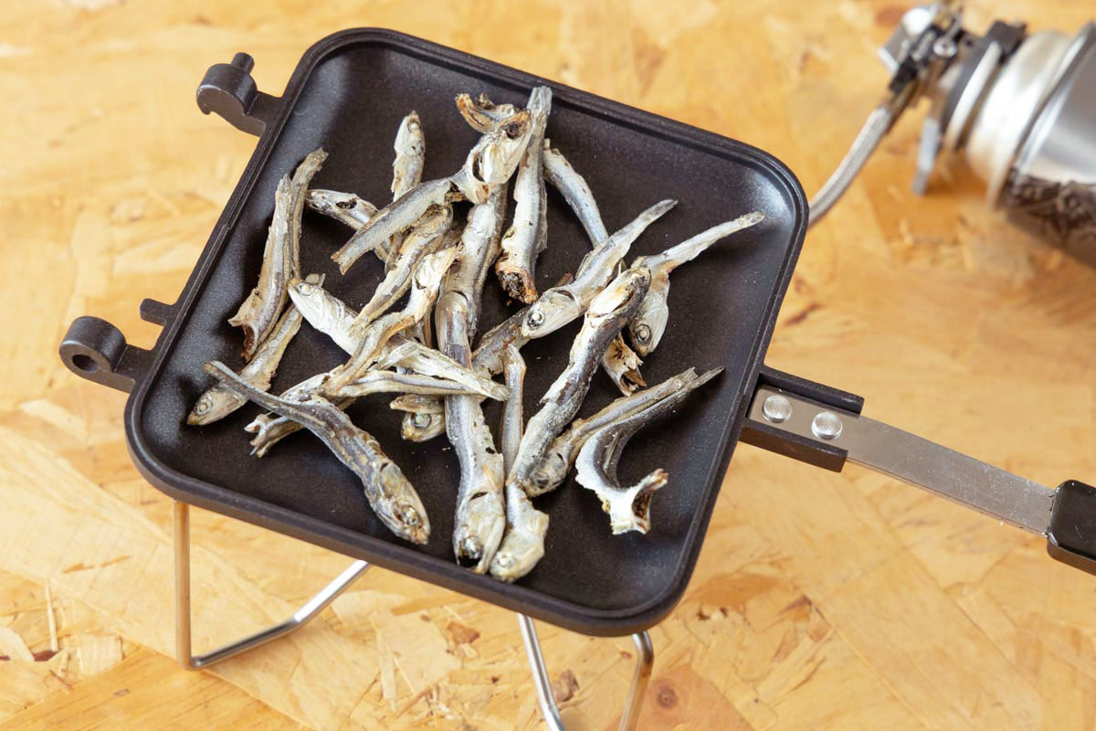 食べるいりこを乾煎りする