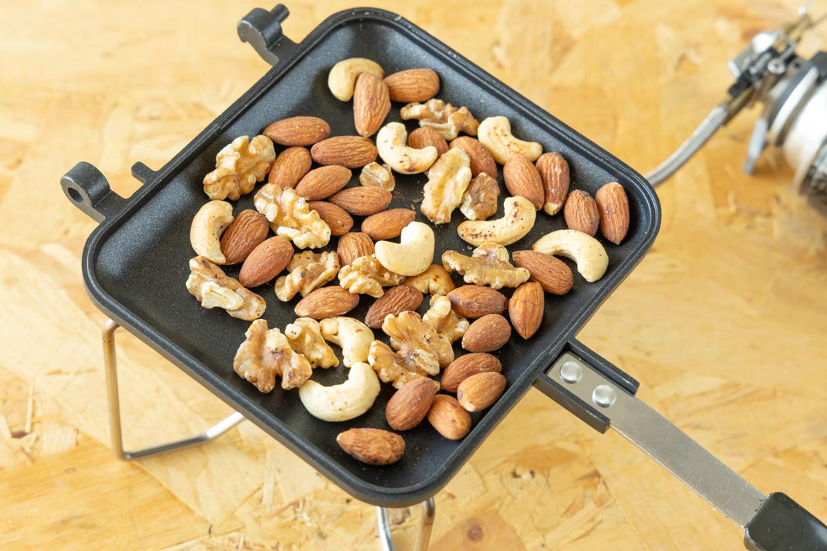 ミックスナッツを乾煎りする