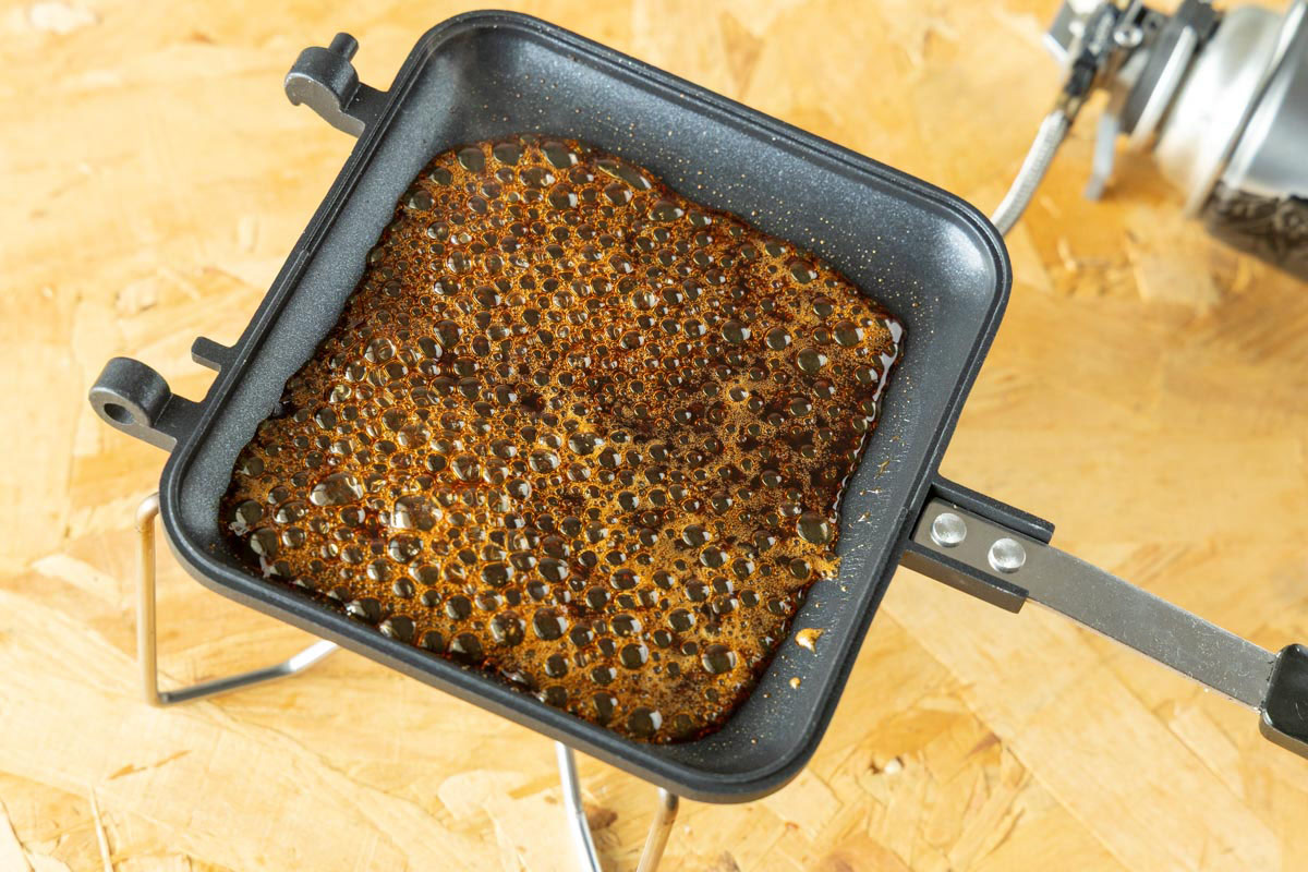 しょうゆと砂糖を温める