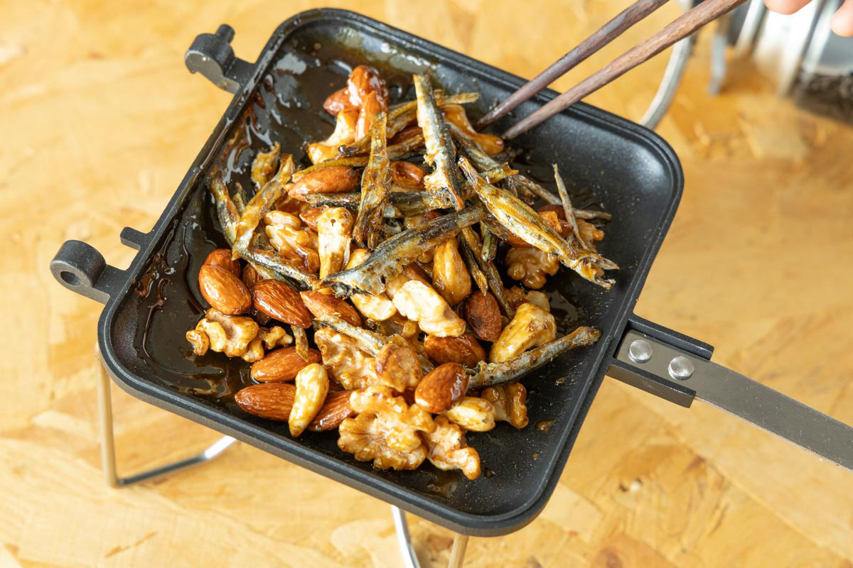 いりことミックスナッツを絡める