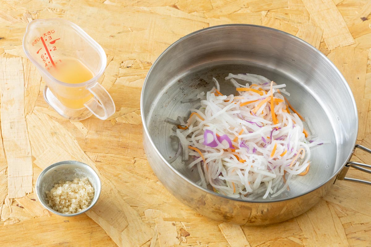大根とにんじんに塩をし甘酢で和える