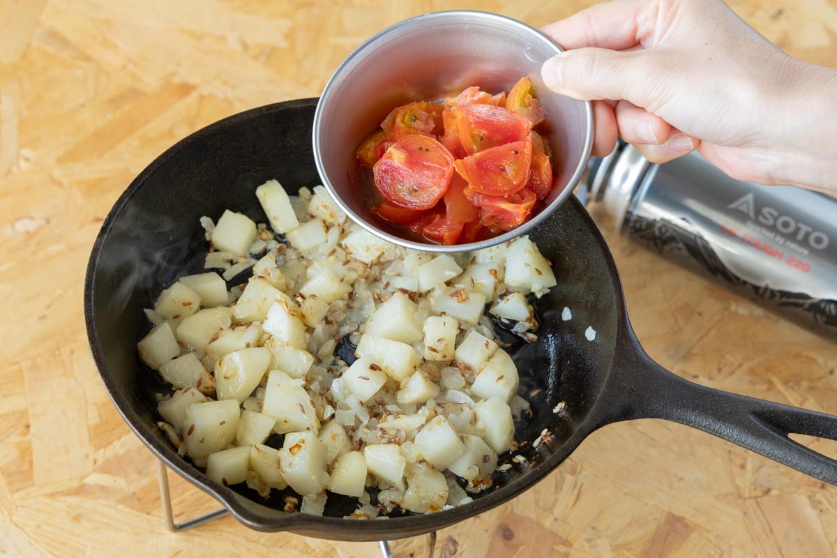 トマトを加える