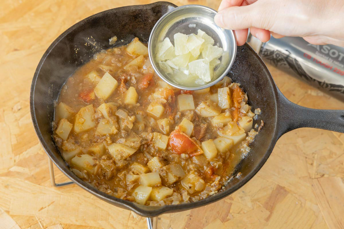 レモンの果肉を加える