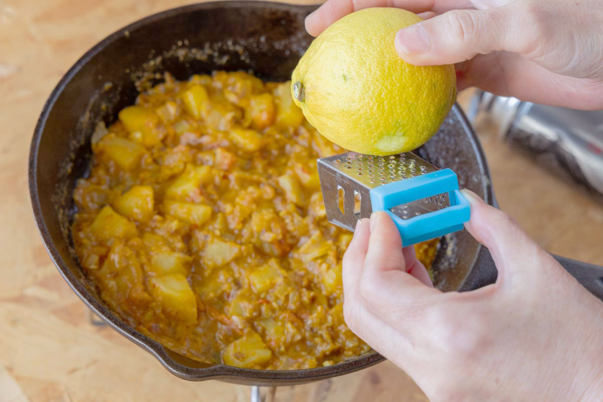 仕上げにレモンの皮を削る