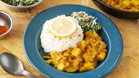 今が旬！国産レモンを丸ごと味わうスパイスカレーと三つ葉のサンボルのレシピ