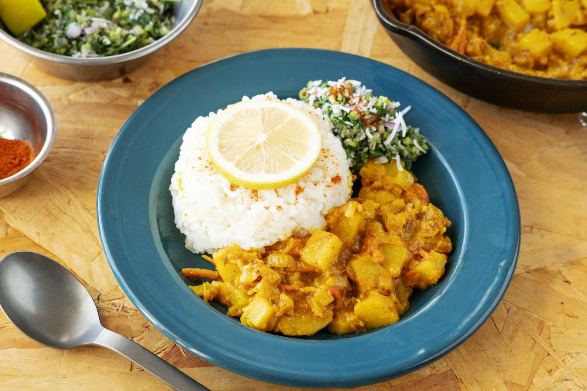 今が旬！国産レモンを丸ごと味わうスパイスカレーと三つ葉のサンボルのレシピ