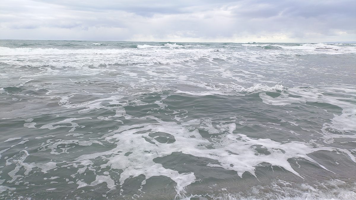 サラシが広がるサーフ