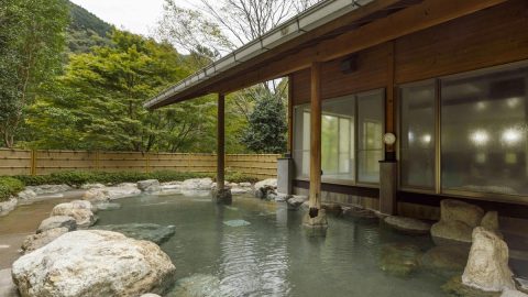 寒さもへっちゃら！極上天然温泉に入れるキャンプ場５選