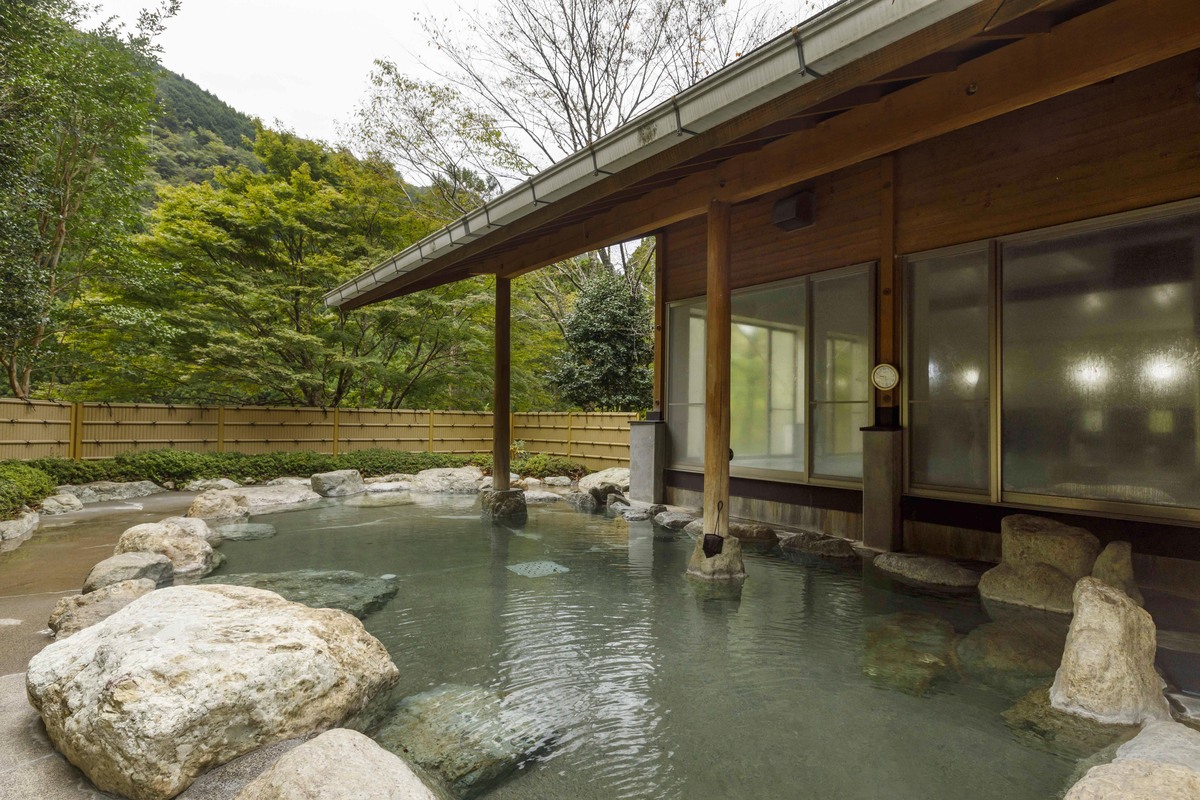 寒さもへっちゃら！極上天然温泉に入れるキャンプ場５選