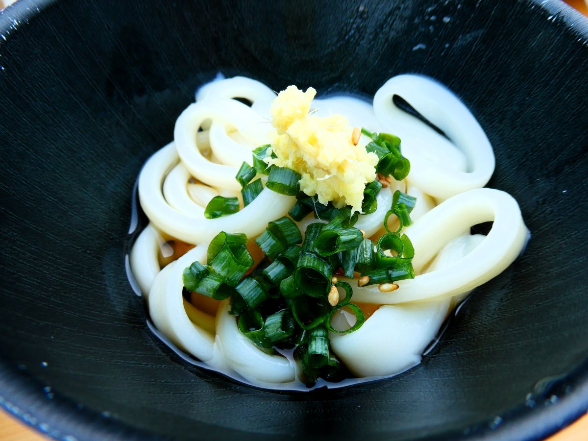 細ネギと生姜をのせて