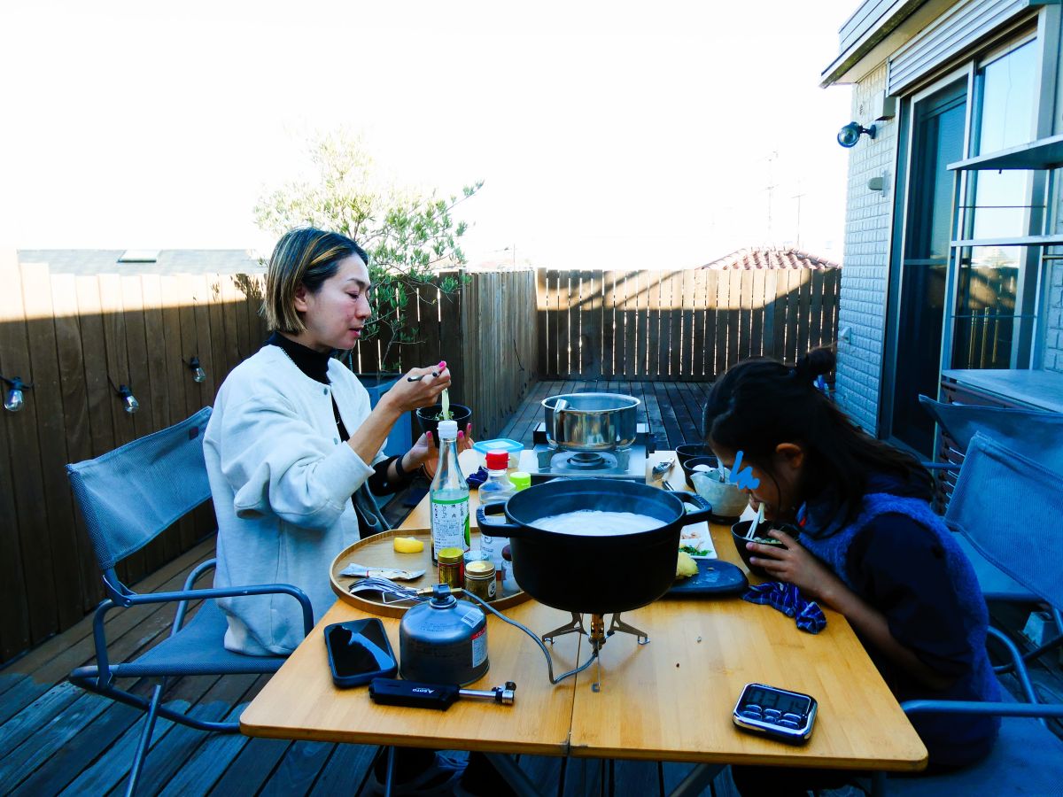 釜揚げうどんを食べる筆者