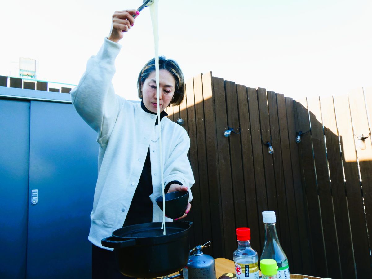 トングで持ち上げても切れない麺