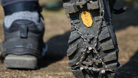 エバニューの名品がアップデート！着脱ラクちんの軽量チェーンスパイクは低山ハイクに最適なのだ