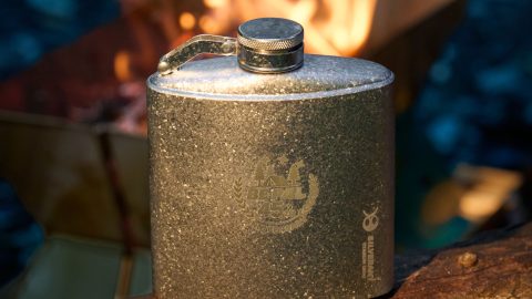 『BE-PAL』45周年記念商品の第一弾は、純チタンを結晶化した「きらきらスキットル」！