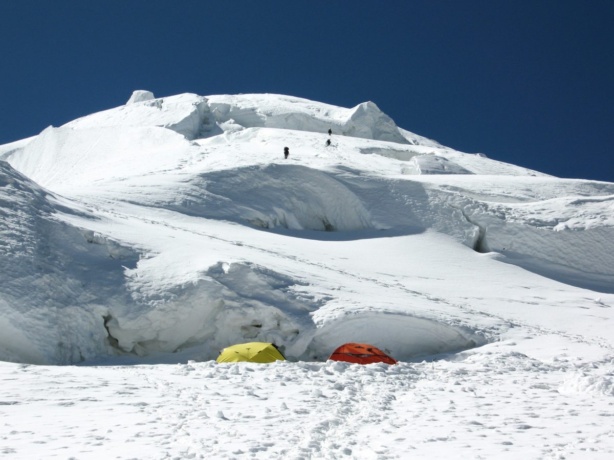 雪山を登る人々