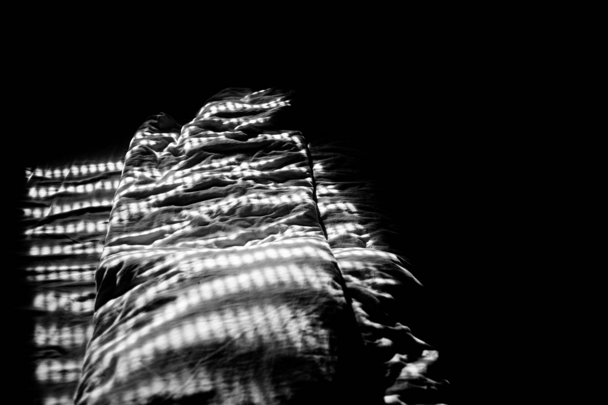 窓の光が模様のように見る布