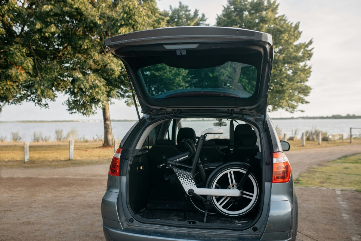 車の荷台に積んだ自転車