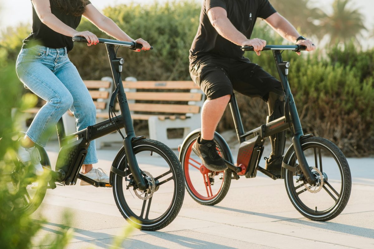 自転車に乗る2人