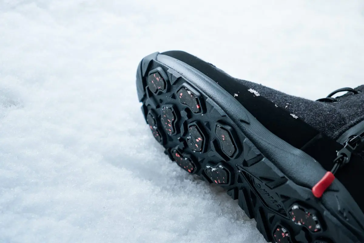 凍結路面でも滑らないブーツを探している人へ！「HI-TEC」の最新ウインターブーツに注目
