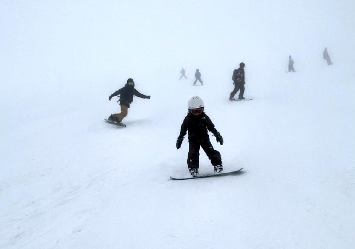 スノーボードをする子ども