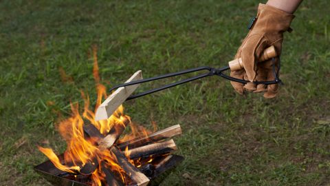 ロゴスの隠れたロングセラー！焚き火に便利な「LOGOS 薪ばさみ」＆「LOGOS 火吹き棒」を手に入れよう