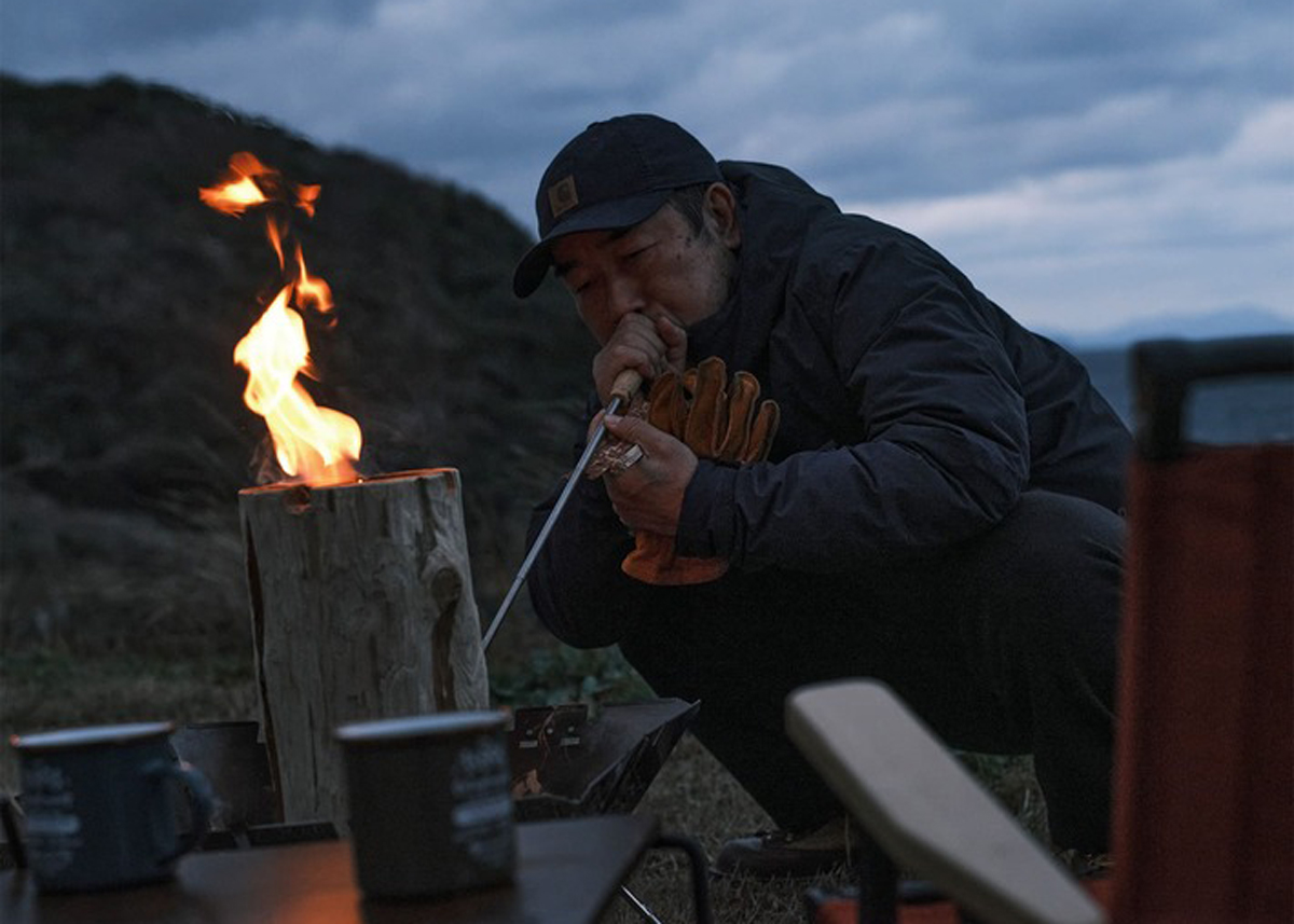 ロゴスの隠れたロングセラー！焚き火に便利な「LOGOS 薪ばさみ」＆「LOGOS 火吹き棒」を手に入れよう