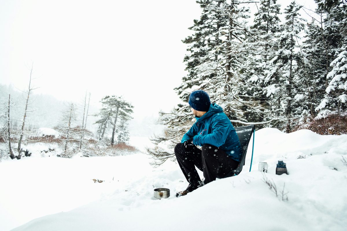 雪の中で座る男性