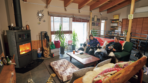 平屋ってサイコー！ 自然豊かな移住先でかなえた愛犬との薪ストーブ暮らし