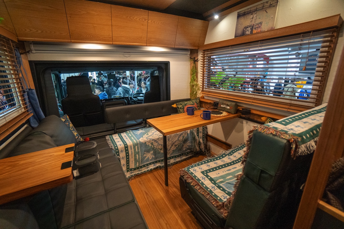 ロゴス仕様のデリカD:5も！カスタムカーの祭典「東京オートサロン2026」で見つけたソト遊びグルマ12選