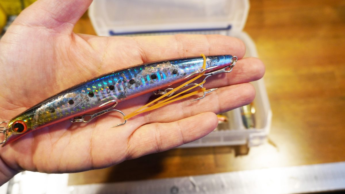 輪ゴムで括った釣り針とルアー