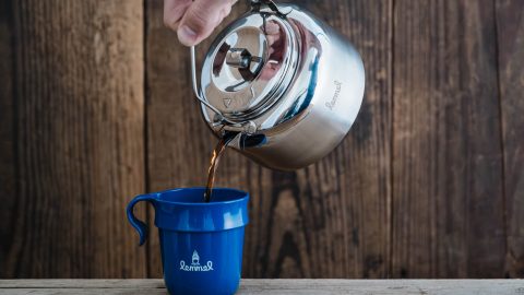 「レンメルコーヒー」からケトル＆マグが新登場！焚き火とともに味わう、北欧のフィールドコーヒーの必需品だ
