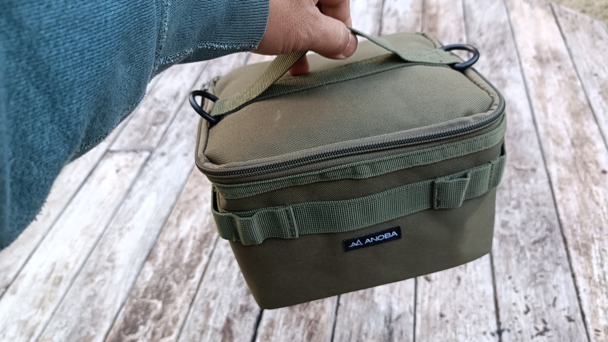 ランタンケースの持ち手部分を持っている。