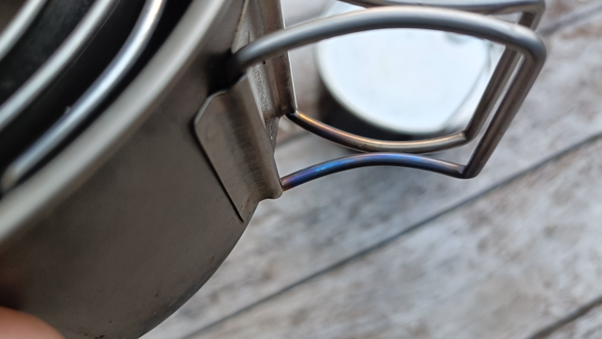 チタンの焼き色のアップ。