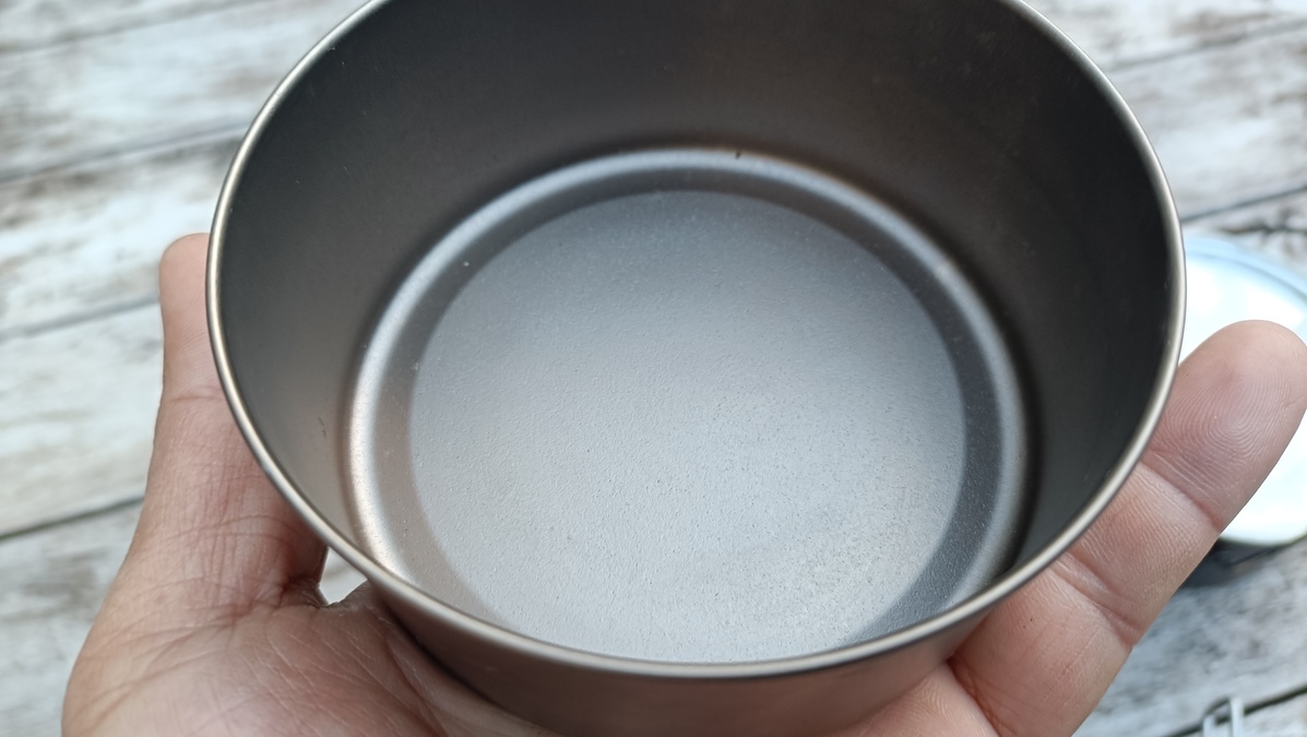 チタン製品を手で持っている。