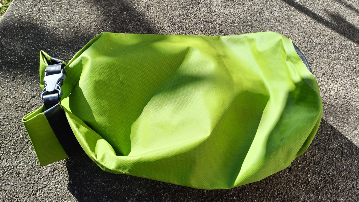 完全防水バッグの全体像。