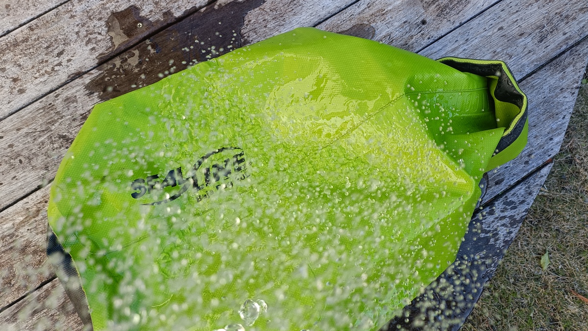 完全防水リュックを選ぶポイントは？【最新】おすすめ商品も解説！