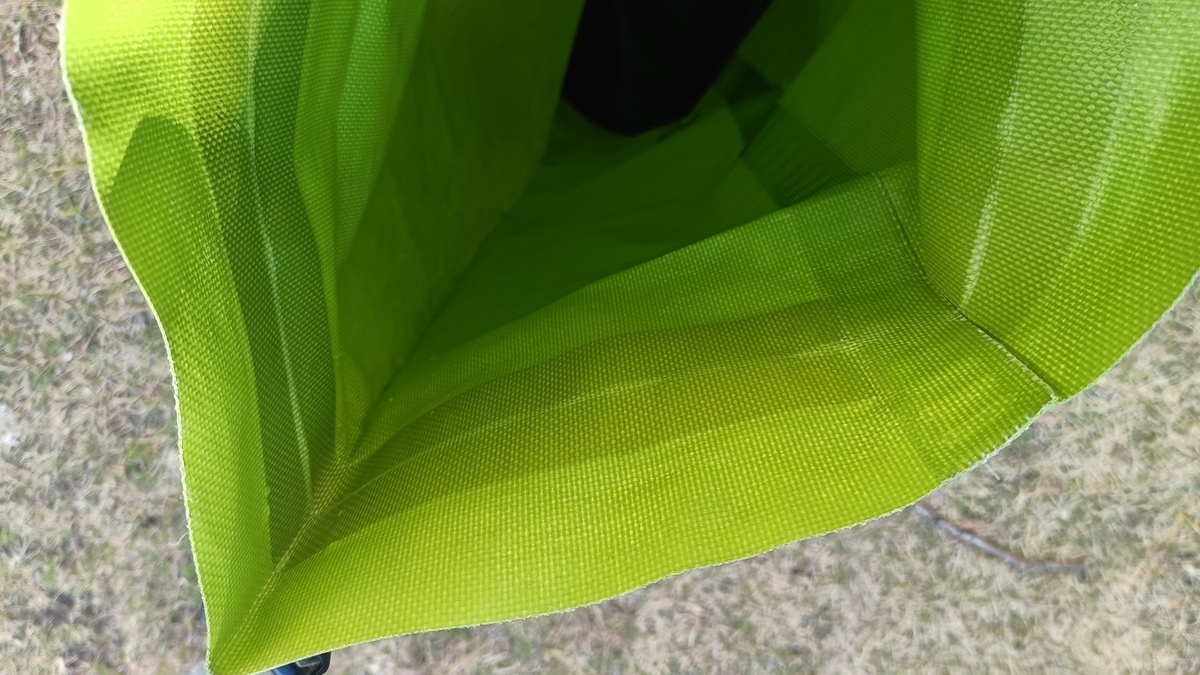 自立するバッグ。