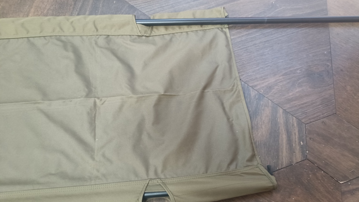 コットを組み立てている様子。