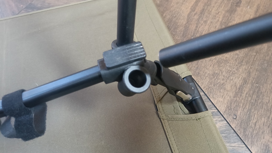 ポールをフレームに差し込む様子。